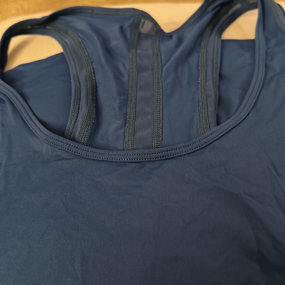 2 gap workout tanks bundle - Picture 2 of 3